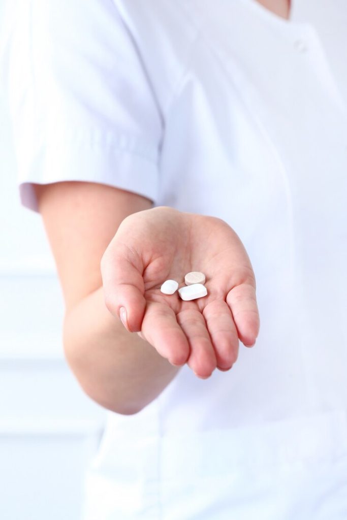 ibuprofeno pastillas en mano